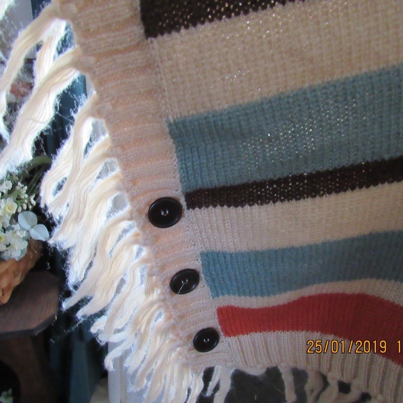 JB669. Beautiful Poncho - Picture 4 of 5